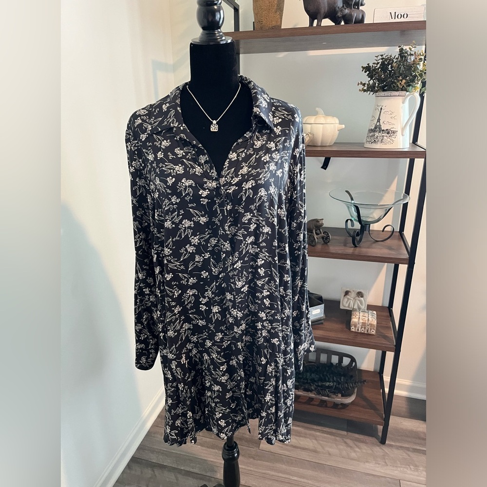 Republic black floral tunic top/ dress! Size 2x Rayon ruffled bottom - cute! NWT